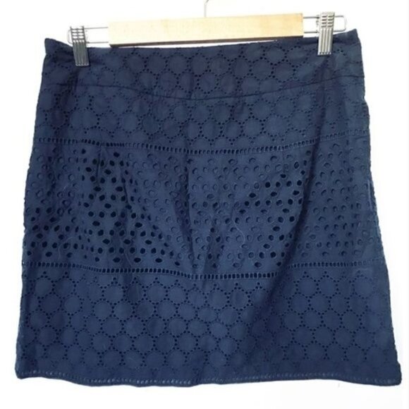 Banana Republic Factory navy eyelet mini skirt in cotton. Size 6. - Picture 1 of 5